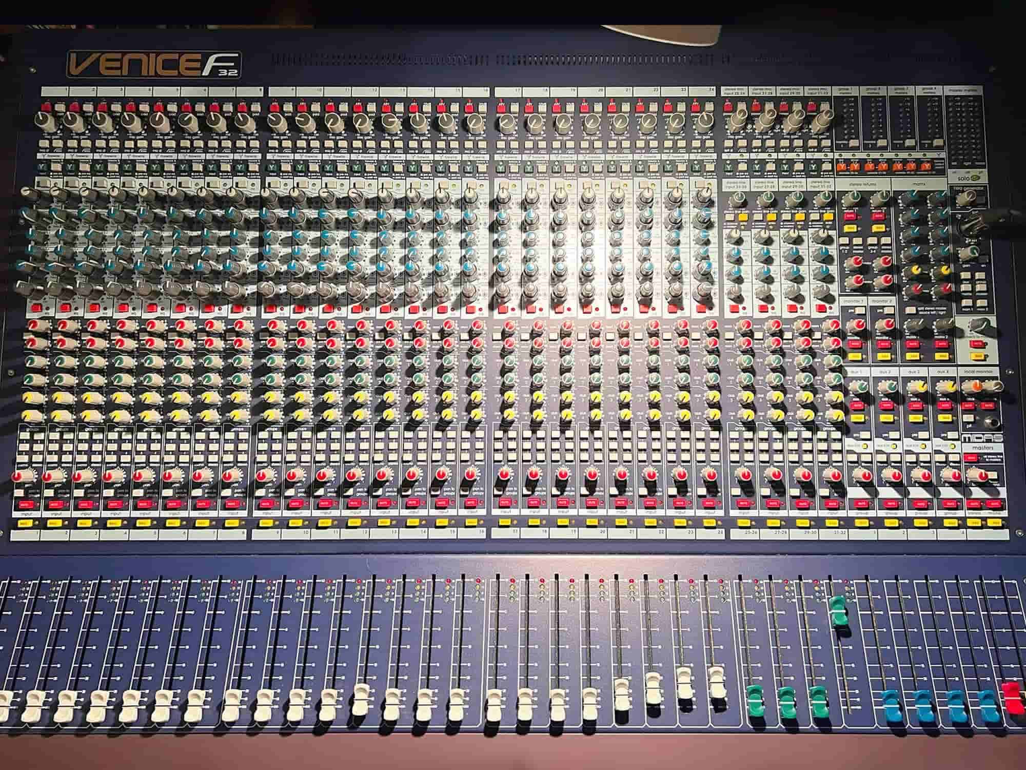 北習志野にあるサウンドスタジオ「シオン」ミックスルーム1